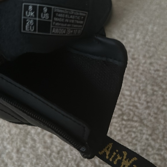 Dr. Martens Girls
Barely worn grew out of them too quickly. - Picture 4 of 4